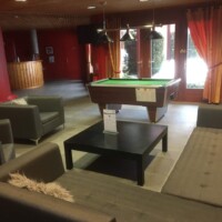 La salle de réception de la résidence avec un billard