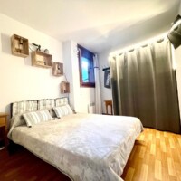 La chambre avec lit double, télévision et dressing