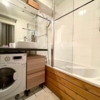 La salle de bains avec machine à laver